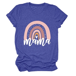 Detailansicht des dunkelblauen T-Shirts mit Boho-Regenbogen-Print und Mama-Schriftzug