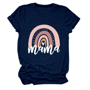 Detail des Boho-Regenbogen-Prints und Mama-Schriftzugs auf dunkelblauem Baumwollshirt
