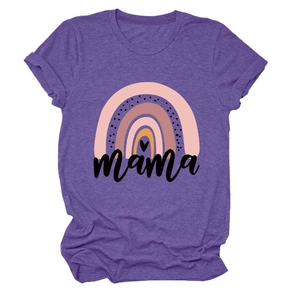Detail eines lila Baumwoll-T-Shirts mit Regenbogenmuster und Mama-Schriftdruck