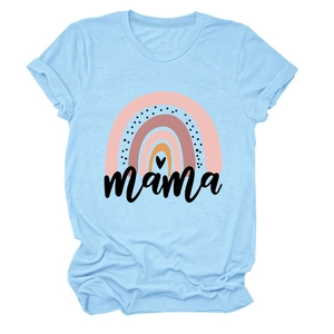 Detail von Mama-Text und Regenbogen-Druck auf hellblauem Baumwollmischung-T-Shirt