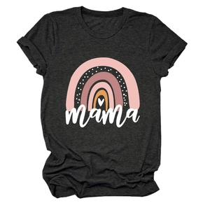 Detailansicht des Mama Regenbogen-Prints auf dunkelgrauem Kurzarm-T-Shirt aus Baumwolle