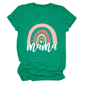 Detailansicht des grünen Mama-Regenbogen-T-Shirts mit Herzprint und Rollsaum-Ärmeln
