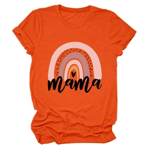 Detail des Regenbogenmusters und Mama-Drucks auf dem orangefarbenen Baumwoll-T-Shirt