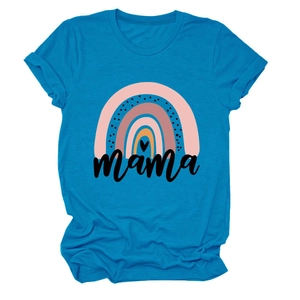 Detailansicht des Regenbogen-Aufdrucks und Mama-Schriftzugs auf dem blauen T-Shirt