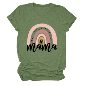 Detail von Mama-Text und Regenbogen-Grafik auf meliertem grünem Kurzarm-T-Shirt