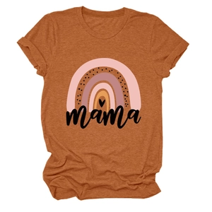 Detail des Boho Regenbogens und Mama Schriftzugs auf dem rostroten T-Shirt