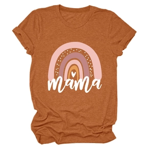 Detail von Mama-Regenbogen-Grafik auf rostrotem Kurzarm-T-Shirt aus Baumwolle