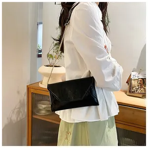 Schicke schwarze Umschlag-Handytasche mit Streifentextur und goldener Metallkette
