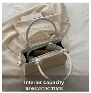 Innenansicht der beigen Strohtasche mit großem Fassungsvermögen und Details aus PU-Leder