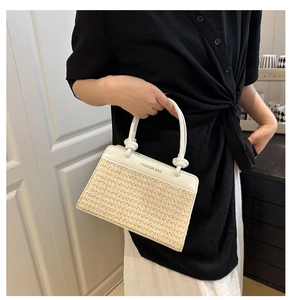Detail einer großen Strohtasche mit weißem Lederbesatz und Fashion Bag Text vorne