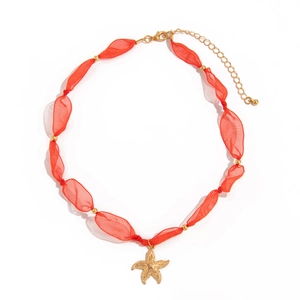 Collana con pendente a stella marina con nastro in rete rossa e perle dorate
