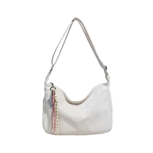 Borsa hobo bianca minimalista con tracolla regolabile e ciondolo racchetta da tennis