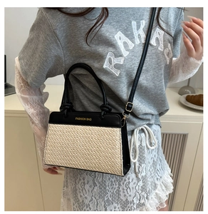 Detail der beigen Flechtstruktur und schwarzen Lederstiching am großen Damen-Shopper