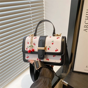 Borsa quadrata in pelle bianca con stampa di ciliegie e tracolla nera da donna