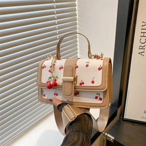 Elegante borsa bianca a tracolla con stampa a ciliegie e finiture in pelle color kaki