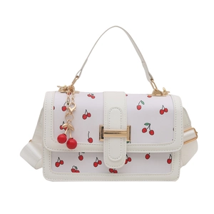 Petit sac carré blanc à motif cerises avec boucle dorée et pendentif cerise