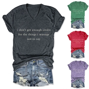 Détails des t-shirts à col en V multicolores avec impression de texte et texture en coton