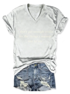 T-shirt blanc col en V à message et short en jean vieilli à plat pour l'été