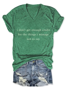T-shirt vert à col en V avec texte imprimé et short en jean vieilli posé à plat
