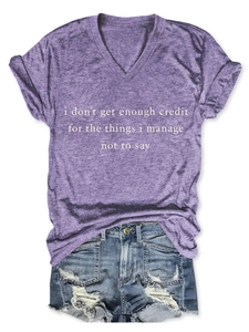 Détail d'un t-shirt violet à col en V avec manches retroussées et imprimé blanc