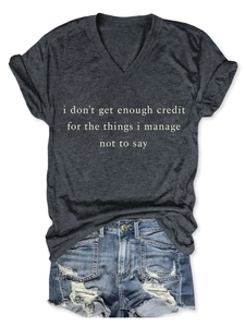T-shirt gris anthracite à col en V avec slogan blanc et short en jean effilé