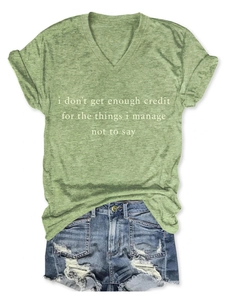 T-shirt vert col V avec texte imprimé et short en jean assorti posés à plat