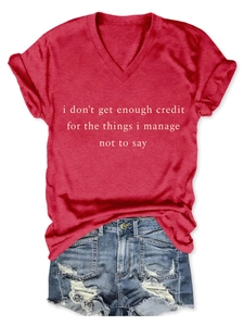 Mise à plat de t-shirt rouge col V avec imprimé et short en jean usé