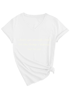 Détail d'un t-shirt blanc à col en V avec imprimé slogan et nœud décoratif latéral