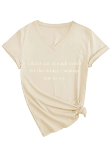 Détail du t-shirt à col en V avec slogan imprimé et design élégant à nouer devant