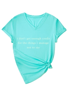 Détails du col en V et de l'ourlet noué sur un t-shirt vert menthe à manches courtes