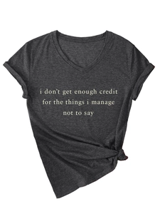 Détail du t-shirt gris à col en V avec ourlet noué et imprimé slogan sur maille douce