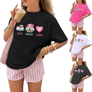 Détail de t-shirts en coton noir, rose, blanc et gris avec des imprimés graphiques de chiens