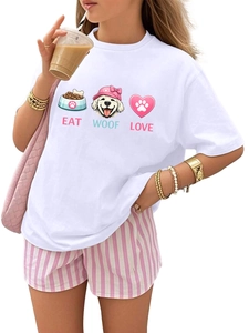 Détail de l'imprimé Eat Woof Love sur t-shirt blanc en coton avec motif Golden Retriever