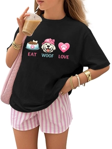Détail de l'imprimé chien Eat Woof Love sur t-shirt noir et short rayé pour enfant