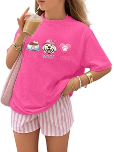 Détail du t-shirt rose avec imprimé 'EAT WOOF LOVE' et short décontracté à rayures