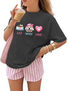 Détail de l'imprimé Eat Woof Love sur un t-shirt gris en coton pour femme avec motifs chien
