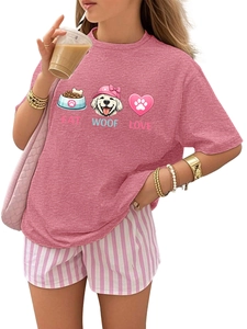 Détail de l'imprimé Eat Woof Love sur t-shirt rose avec illustration de chien