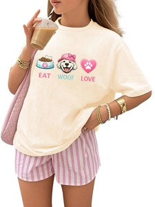 Détail du t-shirt crème Eat Woof Love avec motif chien mignon et graphismes de pattes