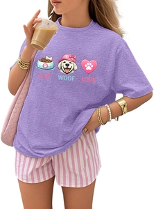 Détail de l'imprimé Eat Woof Love sur t-shirt violet pour enfants et short rayé