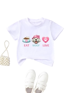 Vue détaillée du t-shirt blanc enfant avec motif chien et accessoires assortis