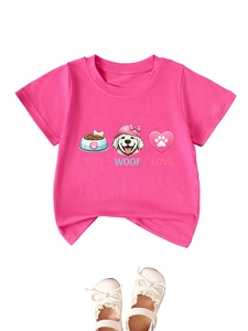 Détail du t-shirt rose avec imprimé chien et chaussures Mary Jane blanches filles