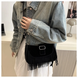 Détail du sac bandoulière vintage noir à franges avec boucle et sangle réglable
