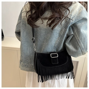 Détail d'un sac à bandoulière bohème avec de longues franges et boucle en métal