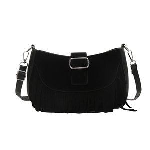 Sac bandoulière noir à franges tendance avec boucle argentée et finition en suédine