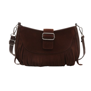 Sacoche rétro en daim marron foncé avec de longues franges et une boucle métallique
