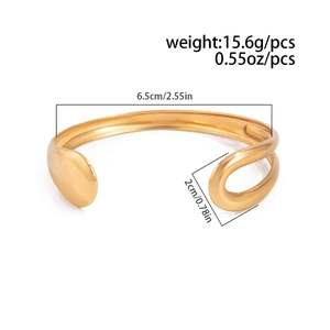 Detailweergave van de gouden open armband met gewicht en afmetingen in inches