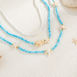 Vue détaillée de la chaîne de taille bohème avec perles, étoile de mer et tortue marine