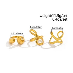 Details goldener geometrischer Ringe mit Gewichts- und Größenangaben im Fokus