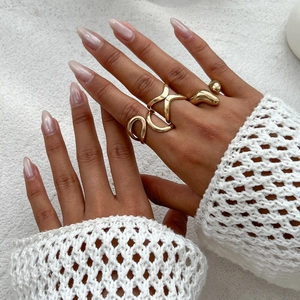 Minimalistisches Set aus unregelmäßigen geometrischen Ringen in Goldoptik