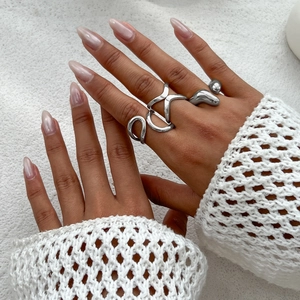 Minimalistische offene Ringe in flüssiger Silberoptik mit hochglänzender Oberfläche